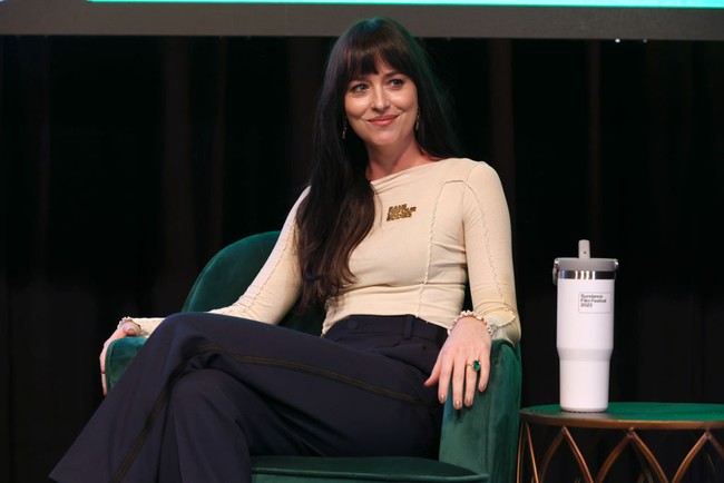 Chris Martin dan Dakota Johnson beda usia 12 tahun. Saat ini vokalis Colpdplay itu berusia 46 tahun, sedangkan Dakota 33 tahun. Foto: Getty Images