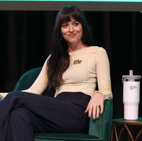 Chris Martin dan Dakota Johnson beda usia 12 tahun. Saat ini vokalis Colpdplay itu berusia 46 tahun, sedangkan Dakota 33 tahun. Foto: Getty Images