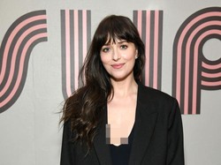 Dakota Johnson Tunangan dengan Chris Martin, Bahas Status Akan Jadi Ibu Tiri