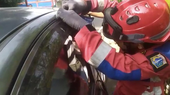 Damkar evakuasi balita yang terkunci di dalam mobil di Cakung, Jaktim