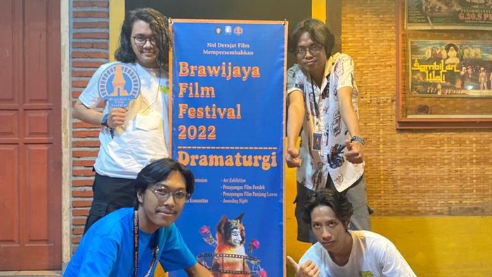 Deris dan salah satu Sutradara ketika mengikuti acara Festival film di Brawijaya