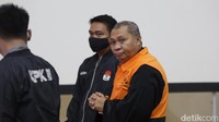 Toga advokat yang dikenakan Roy Rening pagi tadi masih dikenakan. Toga tersebut kini tertutup oleh baju tahanan KPK berwarna oranye.