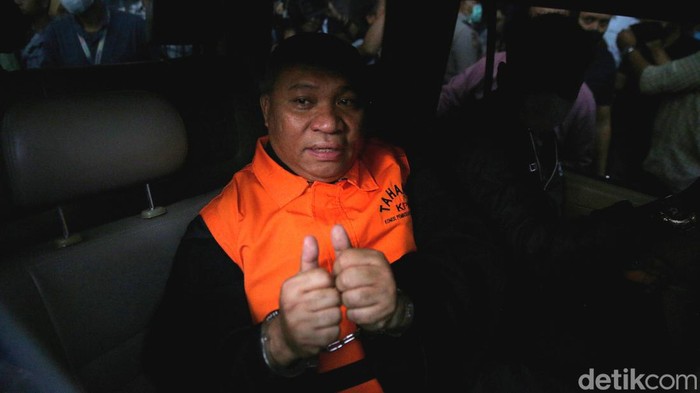 Pengacara Lukas Enembe, Stefanus Roy Rening, telah selesai menjalani pemeriksaan sebagai tersangka kasus perintang penyidikan. Roy kini ditahan KPK.