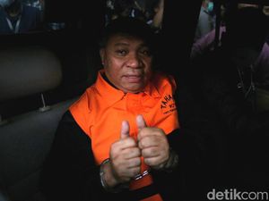 Ditahan KPK, Pengacara Lukas Enembe Acungkan Dua Jempol