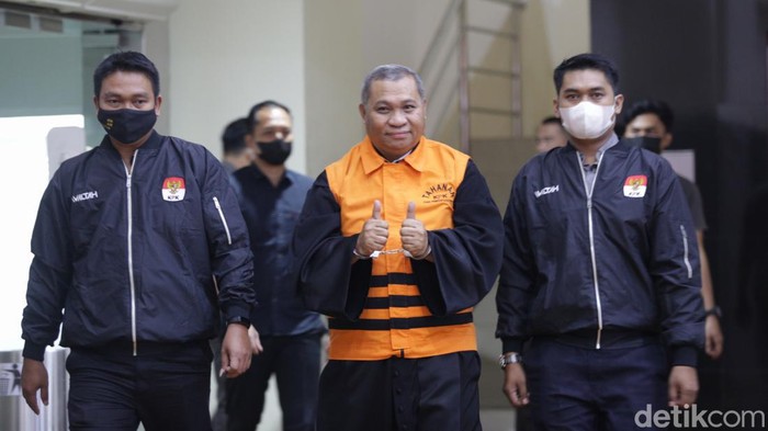 Pengacara Lukas Enembe, Stefanus Roy Rening, telah selesai menjalani pemeriksaan sebagai tersangka kasus perintang penyidikan. Roy kini ditahan KPK.
