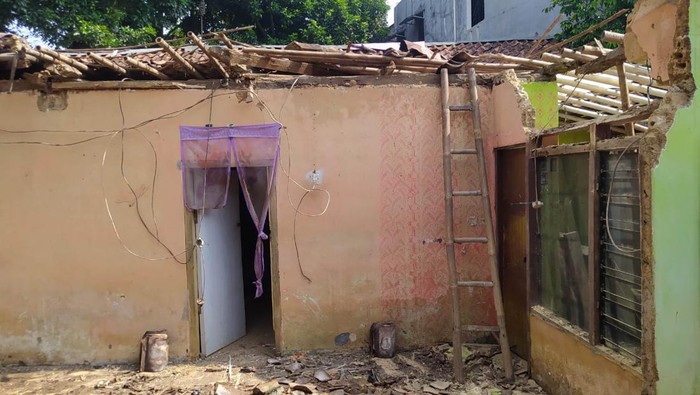 Dua rumah di Mulyaharja, Bogor Selatan, Kota Bogor ambruk pagi dan sore tadi, Selasa (9/5/2023).