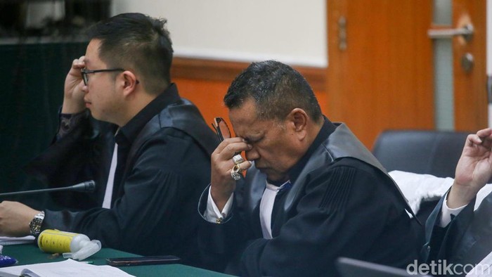 Ekspresi Irjen Teddy Minahasa Divonis Bui Seumur Hidup Sidang vonis mantan Kapolda Sumatera Barat (Sumbar) Irjen Teddy Minahasa berlangsung di PN Jakarta Barat, Selasa (9/5/2023). Mantan Kapolda Sumatra Barat Irjen Pol Teddy Minahasa divonis dengan pidana penjara seumur hidup dalam kasus narkoba jenis sabu.