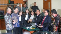 Hakim juga menyatakan Teddy terbukti mendapat keuntungan dari penjualan sabu tersebut senilai SGD 27.300 atau setara dengan Rp 300 juta. Hakim menolak seluruh pembelaan atau pleidoi Teddy Minahasa.  