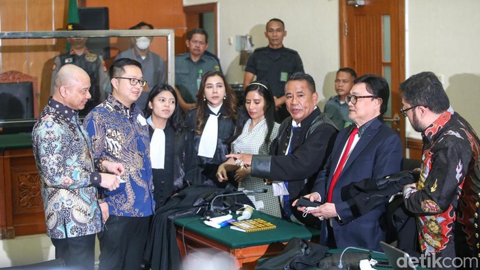 Sidang vonis mantan Kapolda Sumatera Barat (Sumbar) Irjen Teddy Minahasa berlangsung di PN Jakarta Barat, Selasa (9/5/2023). Mantan Kapolda Sumatra Barat Irjen Pol Teddy Minahasa divonis dengan pidana penjara seumur hidup dalam kasus narkoba jenis sabu.