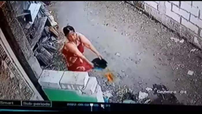 Emak emak di Sidoarjo terekam CCTV menyiram air kencing