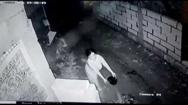 Emak emak di Sidoarjo terekam CCTV menyiram air kencing