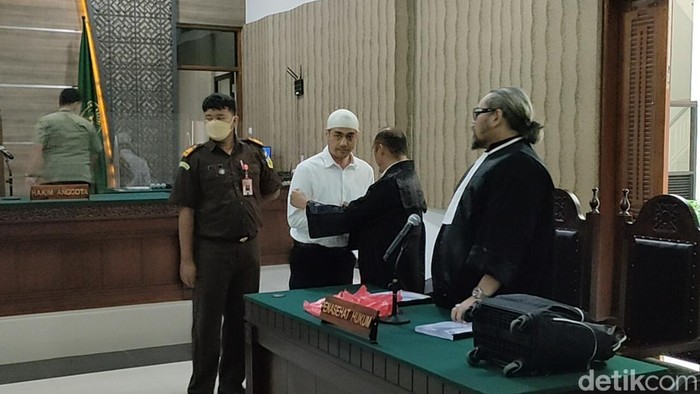 Ferry Irawan saat menjalani sidang pledoi perkara KDRT Venna Melinda di PN Kediri.