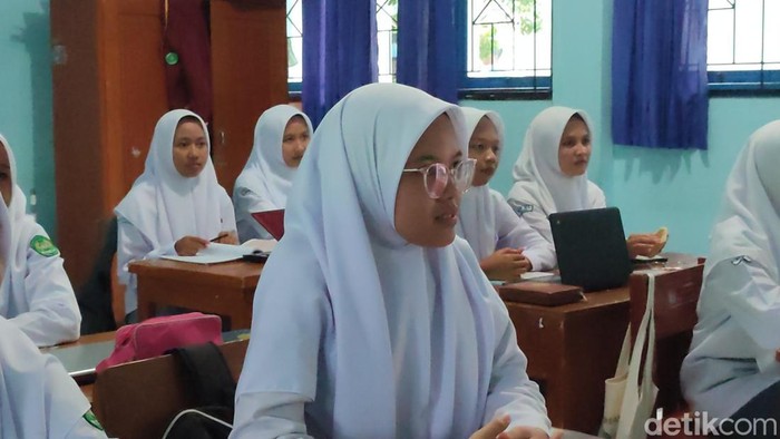 Firila Najma Wahidah (18) siswi MAN 1 Darussalam Ciamis