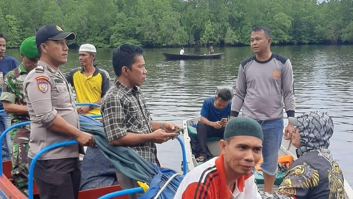 Foto: polisi dan warga saat melakukan pencarian (Istimewa)