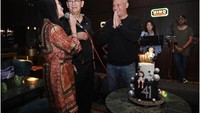 Ulang tahunnya tersebut juga dirayakan bersama dengan orang-orang terdekatnya. Bahkan momen tiup lilin di kuenya pun dihadiri oleh Roy Marten dan Anna Marten. Foto: Instagram @gadiiing