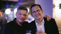  Di momen lainnya, Gading Marten memang sering memperlihatkan kedekatannya dengan sang ayah. Seperti momeb minum bersama ini yang mencuri perhatian netizen. Foto: Instagram @gadiiing