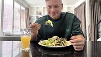 Terakhir ada momen Gading Marten saat makan makanan sehat. Berupa salad sayuran dengan minuman jus jeruk. Foto: Instagram @gadiiing