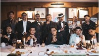 Ada juga momen makan bersama dengan teman satu genk motornya, Prediksi. Momen makan bersama ini dalam rangka hari anniversary. Foto: Instagram @gadiiing