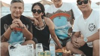 Momen lain saat Gading Marten dan keluarga nongkrong di sebuh beach club. Tersedia aneka minuman di atas meja mereka. Foto: Instagram @gadiiing