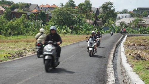 Gang Mango, jalan setapak di Subak Sari kini sudah diperlebar dan bisa dilalui sepeda motor dari dua arah.