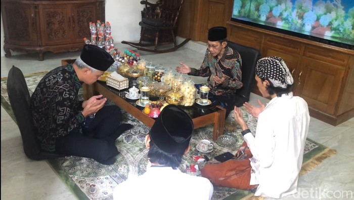 Ganjar Pranowo berdoa dengan Abah Suyuthi di Kendal, Selasa (9/5/2023).
