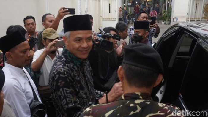 Ganjar Pranowo sambangi kediaman Habib Luthfi di Pekalongan, Selasa (9/5/2023).