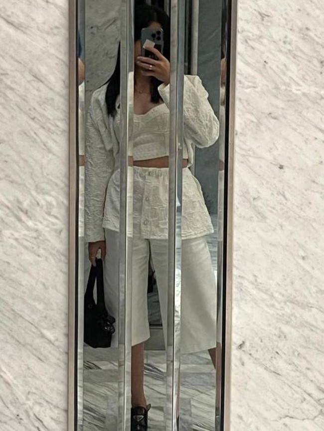 Keisya Levronka hadir dengan tampilan semi formal. Pelantun Tak Ingin Usai itu memakai setelan bralette beraksen crop top yang dipadukan dengan blazer dan celana kulot pendek. Foto: Instagram