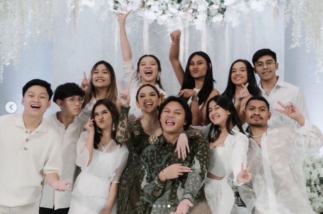 Acara tersebut diramaikan oleh kedatangan penyanyi jebolan Indonesian Idol X seperti Tiara Andini, Keisya Levronka, Novia Bachmid, Keviin Hugo, Ola Elleanor, hingga Samuel Cipta yang berlaga bersama Mahalini. Foto: Instagram