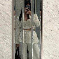 Keisya Levronka hadir dengan tampilan semi formal. Pelantun Tak Ingin Usai itu memakai setelan bralette beraksen crop top yang dipadukan dengan blazer dan celana kulot pendek. Foto: Instagram