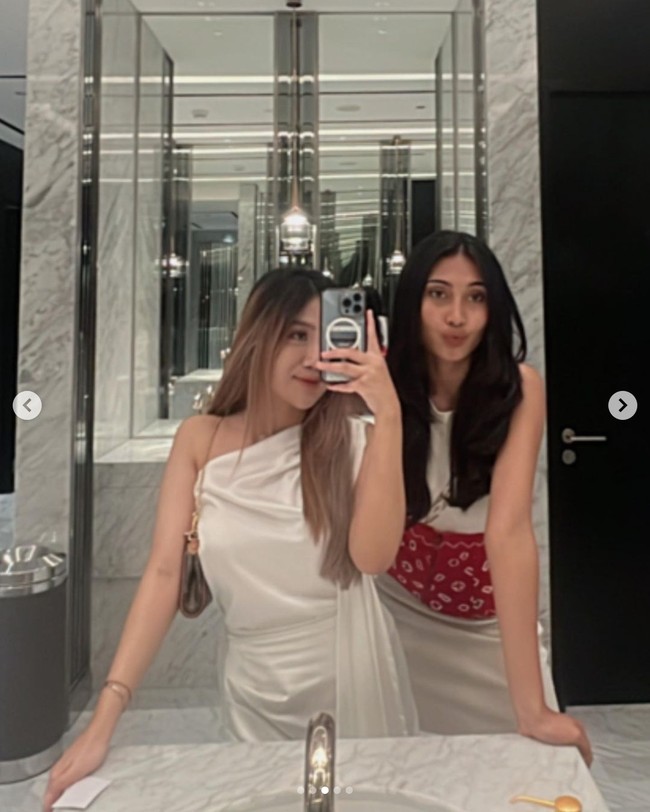 Dua penyanyi jebolan Indonesian Idol X, Novia Bachmid dan Awdella bergaya feminin dalam balutan gaun putih pilihan masing-masing. Foto: Instagram