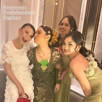 Rossa menghampiri Mahalini langsung saat acara lamarannya. Juri Indonesian Idol X itu memakai gaun brokat putih dengan sentuhan merah dari tasnya. Foto: Instagram