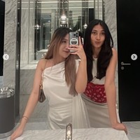 Dua penyanyi jebolan Indonesian Idol X, Novia Bachmid dan Awdella bergaya feminin dalam balutan gaun putih pilihan masing-masing. Foto: Instagram