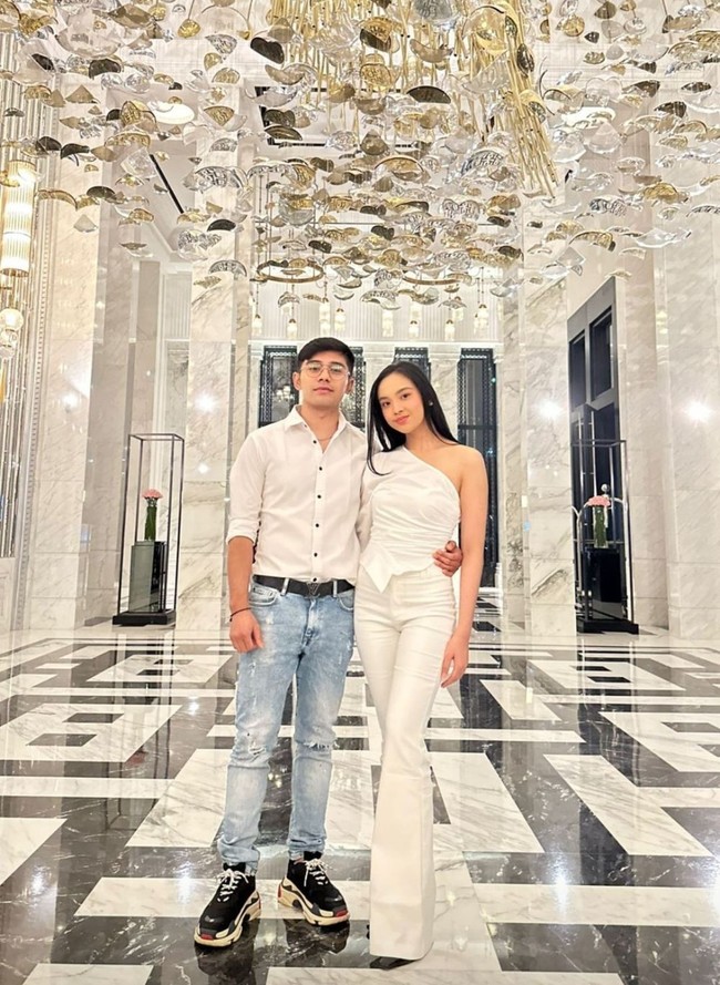 Rizky Febian dan Mahalini menggelar acara lamaran di The Langham pada Minggu (7/5/2023). Para tamu undangan yang hadir seperti Lyodra Ginting dan kekasihnya Riza Syah tampil memakai busana berwarna putih. Foto: Instagram