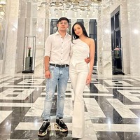 Rizky Febian dan Mahalini menggelar acara lamaran di The Langham pada Minggu (7/5/2023). Para tamu undangan yang hadir seperti Lyodra Ginting dan kekasihnya Riza Syah tampil memakai busana berwarna putih. Foto: Instagram