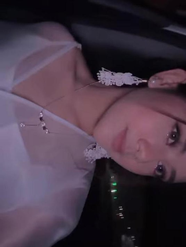 Sedangkan Ziva Magnolya mengenakan dress organza putih yang membuat penampilannya terlihat feminin. Tak lupa menambahkan aksesori senada. Foto: Instagram