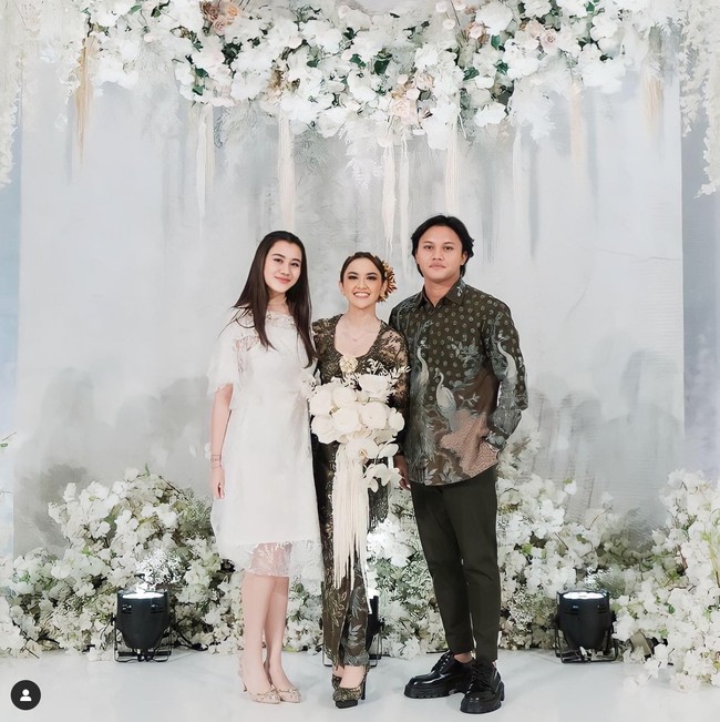 Aaliyaah Massaid pun mengunggah fotonya bersama pasangan yang berbahagia itu. Dia menghadiri acara lamaran Rizky Febian dan Mahalini dalam balutan gaun tulle bermotif floral. Foto: Instagram