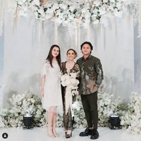 Aaliyaah Massaid pun mengunggah fotonya bersama pasangan yang berbahagia itu. Dia menghadiri acara lamaran Rizky Febian dan Mahalini dalam balutan gaun tulle bermotif floral. Foto: Instagram