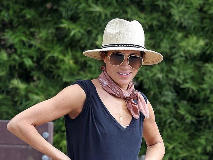 Gaya Meghan Markle Hiking