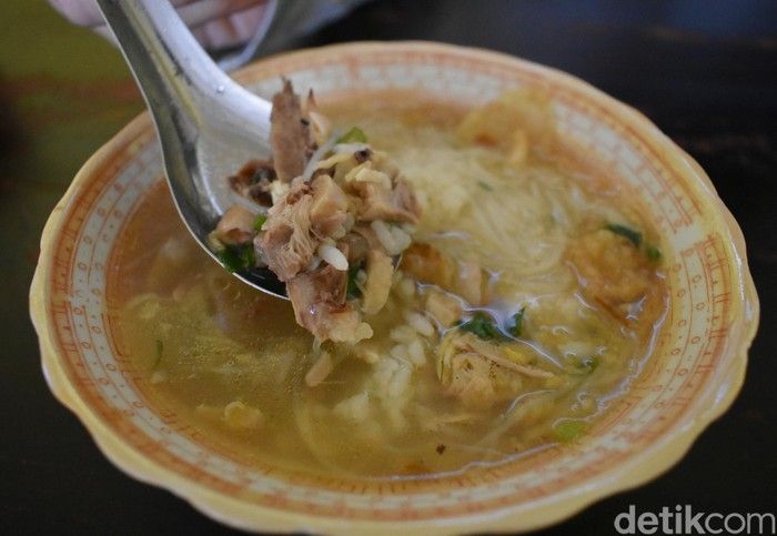 Gegara Angkat Mangkok Soto Saat Makan, Wanita Ini Dicap Tak Sopan