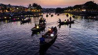 Turis menaiki perahu menyusuri Sungai Thu Bon di kota tua Hoi An, Provinsi Qung Nam, Vietnam, Kamis (4/5/2023).