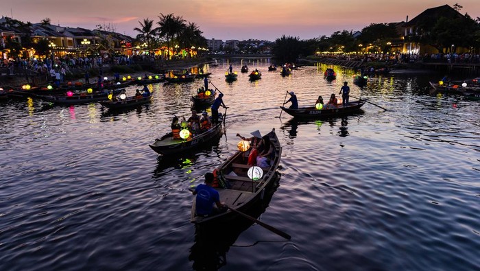 Gemerlap Hoi An, Kota Tua Paling Romantis di Vietnam Tourists ride boats along the Thu Bon River in the old town of Hoi An, Qung Nam Province, Vietnam, on Thursday, May 4, 2023. Vietnam's retail sales grew 11.5% in April, according to figures released by the General Statistics Office of Vietnam. Photographer: SeongJoon Cho/Bloomberg via Getty Images