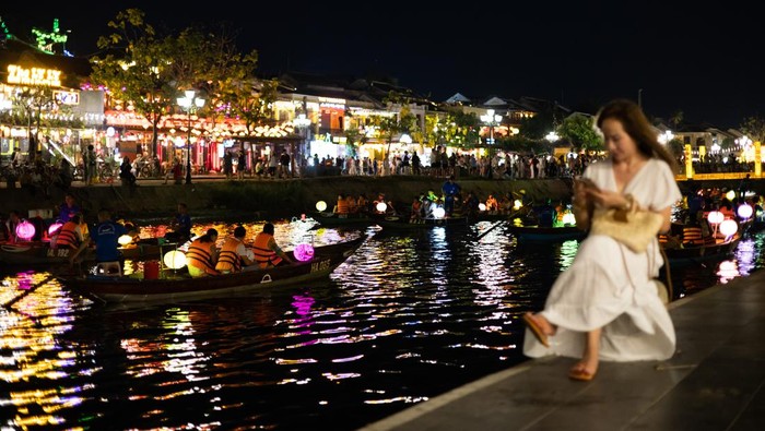 Gemerlap Hoi An, Kota Tua Paling Romantis di Vietnam Tourists ride boats along the Thu Bon River in the old town of Hoi An, Qung Nam Province, Vietnam, on Thursday, May 4, 2023. Vietnam's retail sales grew 11.5% in April, according to figures released by the General Statistics Office of Vietnam. Photographer: SeongJoon Cho/Bloomberg via Getty Images