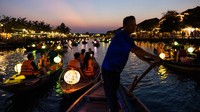 Menyusuri sungai saat senja tiba membuat suasana romantis jadi semakin terasa.