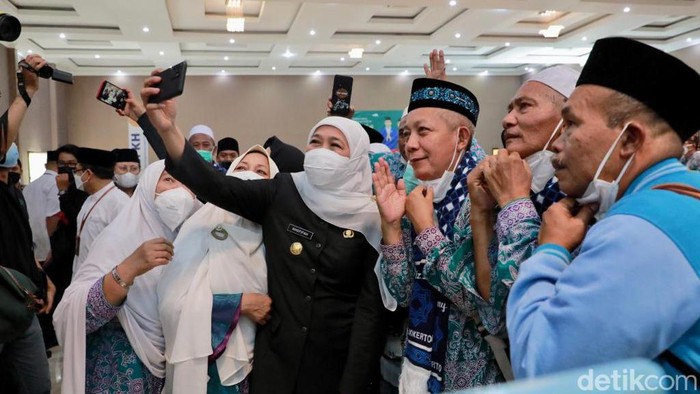 Gubernur Jatim Khofifah berfoto bersama para calon jemaah haji asal Jatim.