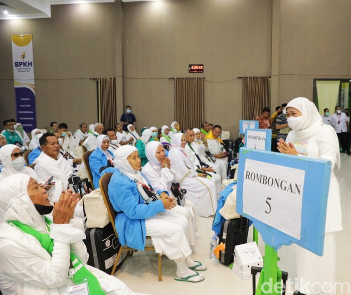 Gubernur Jatim Khofifah Indar Parawansa saat menemui calon jemaah haji.