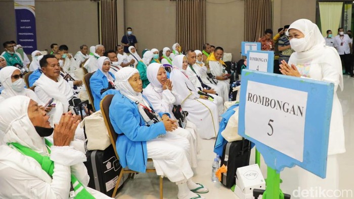 Gubernur Jatim Khofifah Indar Parawansa saat menemui calon jemaah haji.