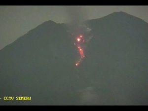 Semeru Luncurkan Guguran Lava Pijar Sejauh 1,5 Km ke Besuk Kobokan