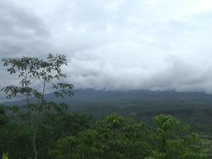 Gunung Semeru Alami 28 Kali Erupsi Disertai Letusan dalam 6 Jam