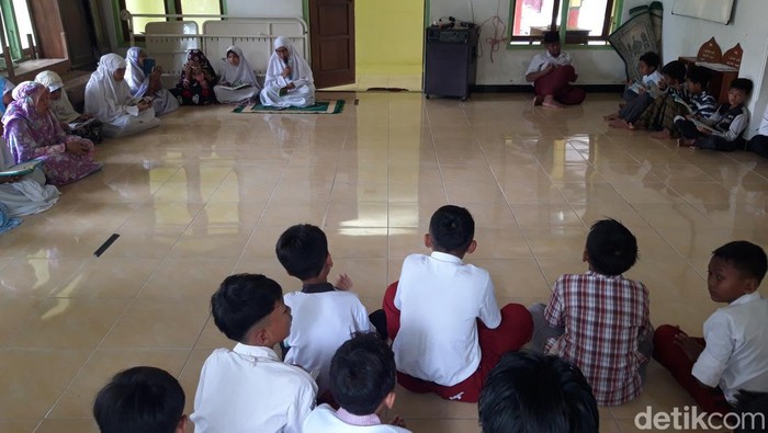 MI Al Islam III Desa Ngeerep, Kecamatan Ngemplak, Kabupaten Boyolali menggelar Yasinan dan doa bersama untuk almarhum Joko Siswoyo, Selasa (9/5/2023).