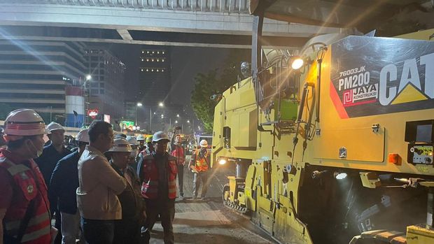 Heru Budi Saat Meninjau Perbaikan Jalan Rusak